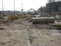 907646 Gezicht op aanleg van riolering in het tracé van de Talmalaan te Utrecht, ter hoogte van de Gerbrandystraat (rechts).
